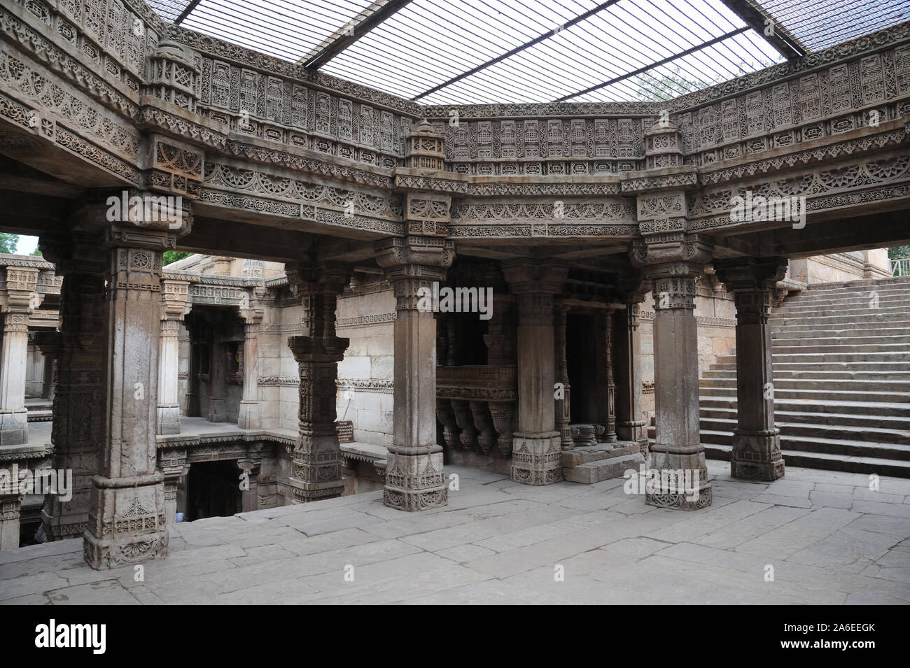 Ahmedabad, Gujarat, India - Asia: Adalaj Stepwell bella architettura e scolpito pareti di ki Adalaj Vav Indian Heritage luogo turistico Gandhinagar. Foto Stock