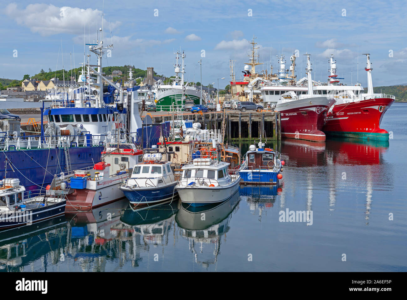 Imbarcazioni presso il porto di Killybegs in Donegal, Repubblica di Irlanda. Foto Stock