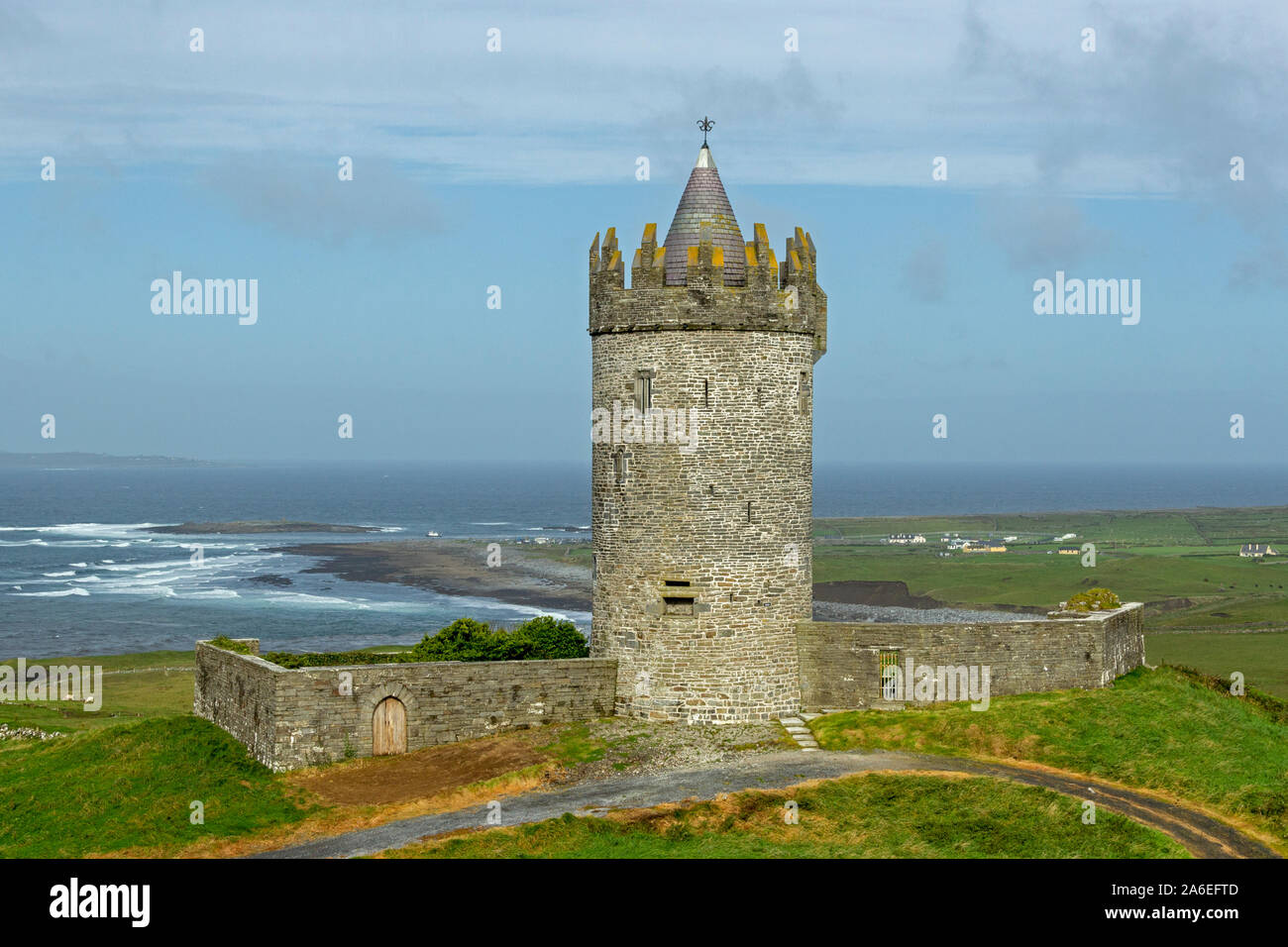 Una torre vicino a Doolin nella contea di Clare, Repubblica di Irlanda. Foto Stock