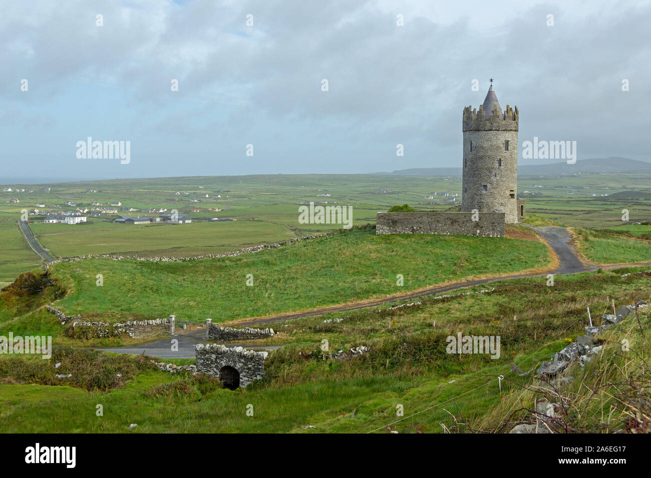 Una torre vicino a Doolin nella contea di Clare, Repubblica di Irlanda. Foto Stock