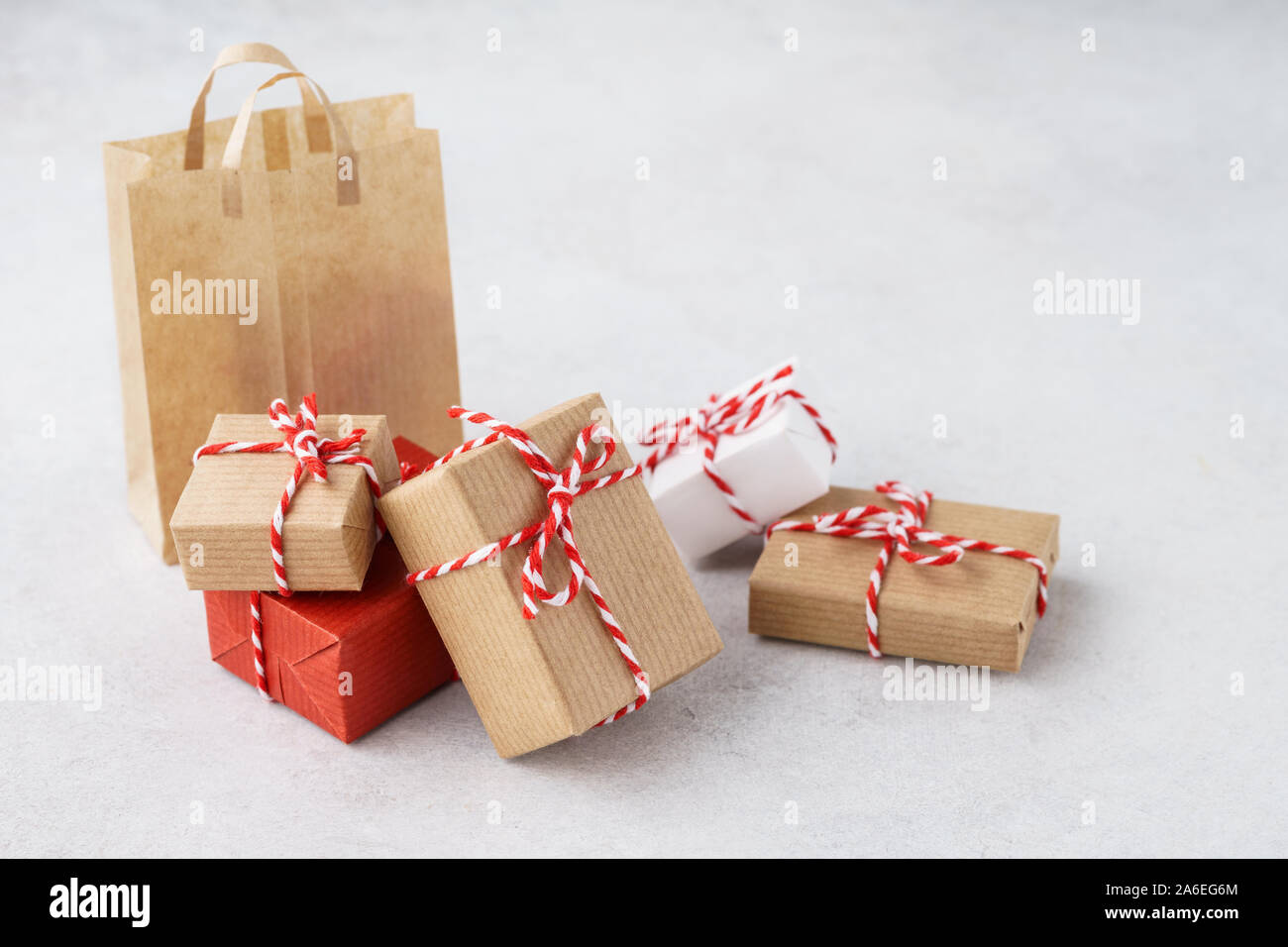 Confezioni regalo e carta shopping bag su sfondo grigio chiaro. Venerdì nero o Cyber lunedì il concetto di vendita. Preparazione di natale. Foto Stock