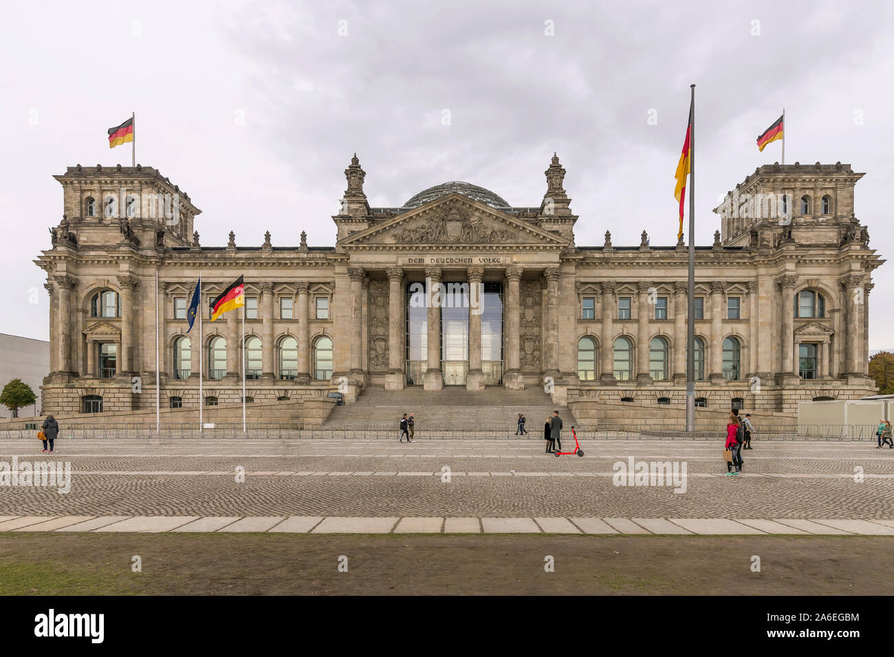 La facciata del famoso palazzo del Reichstag a Berlino, in Germania, in un freddo e nuvoloso giorno di inverno Foto Stock