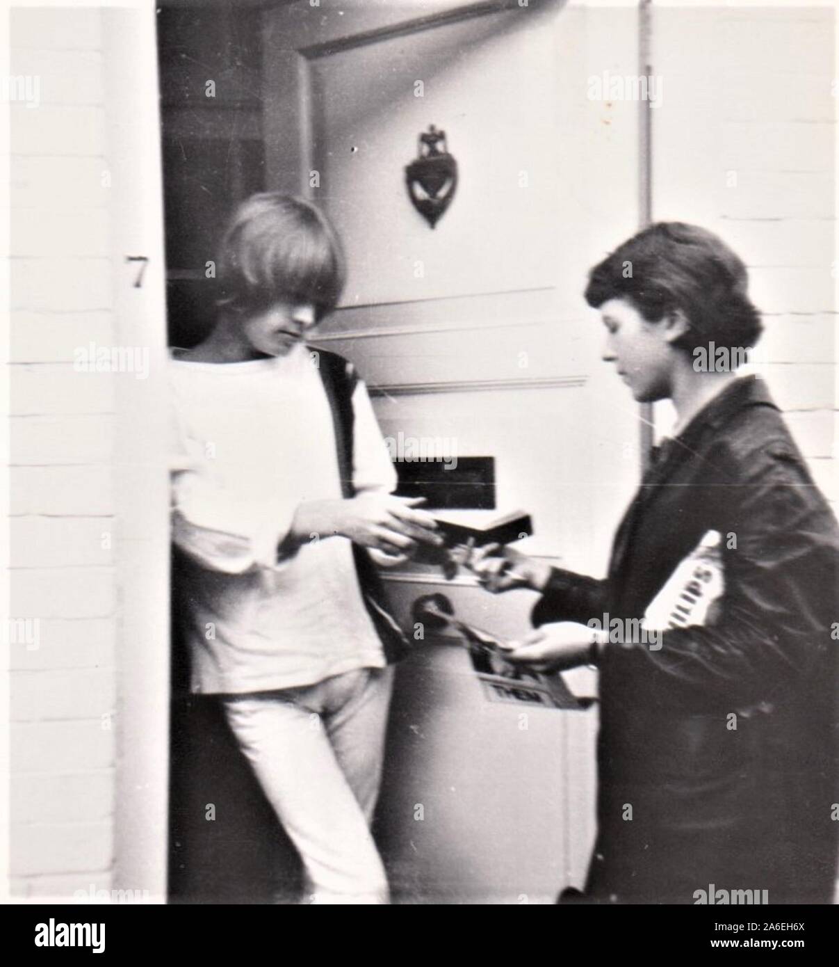 Brian Jones dei Rolling Stones firma autografi per i fan, 1965 Foto Stock