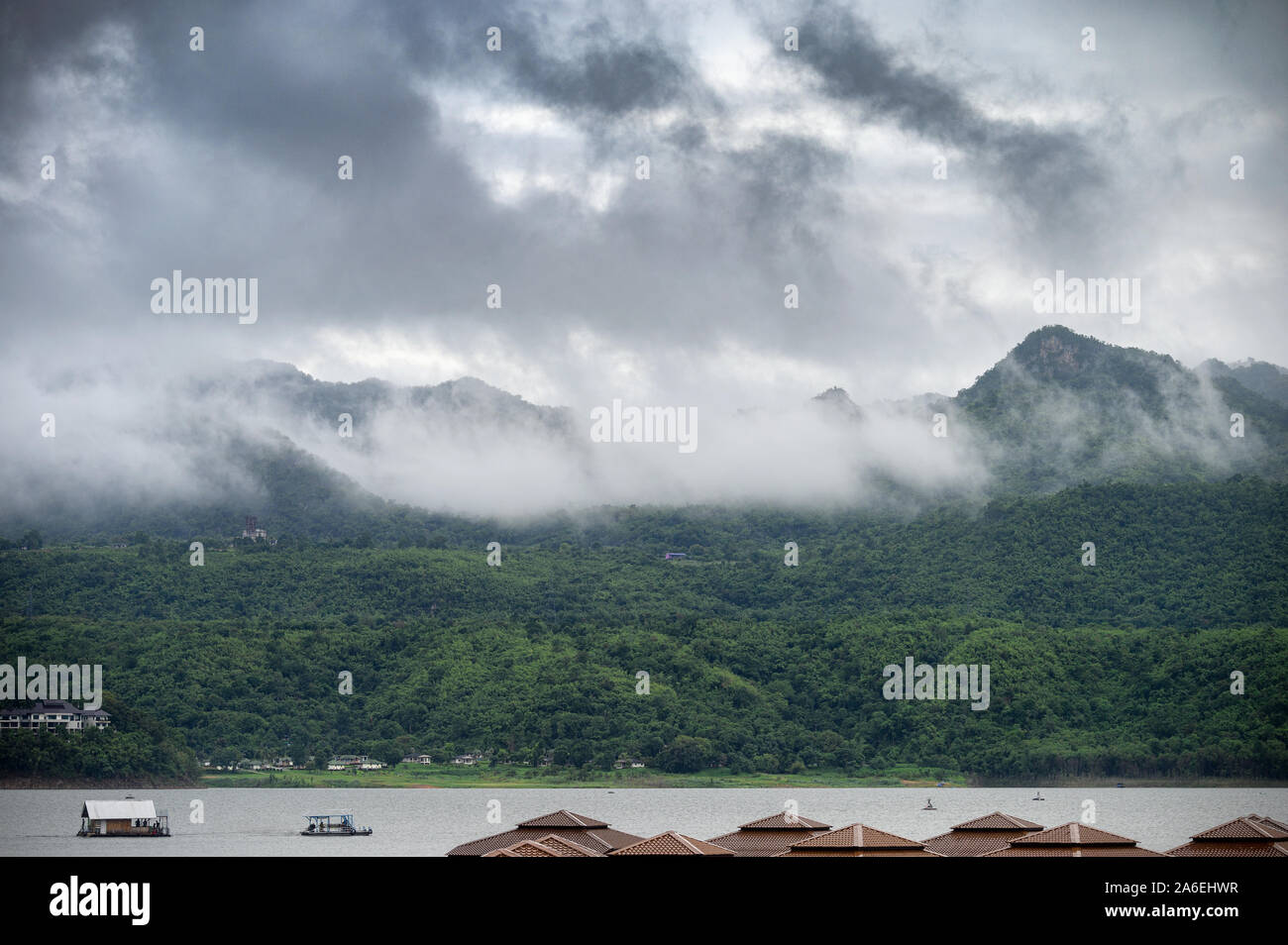 Paesaggio di montagna con la nebbia e in barca a vela sulla diga nella stagione delle piogge a parco nazionale Foto Stock