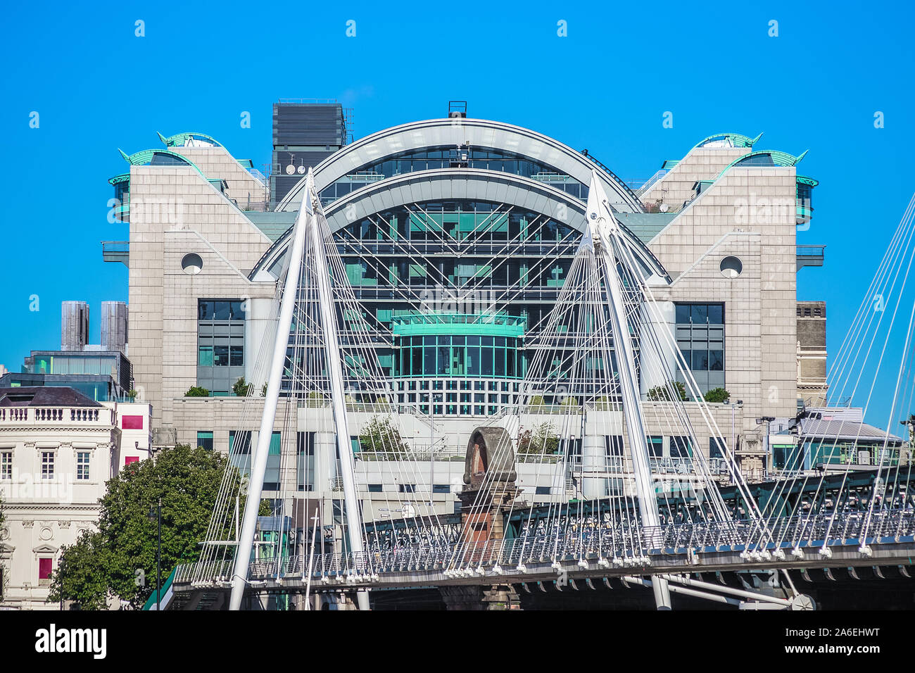 Il Golden Jubilee Bridges, una passerella pedonale, con la sponda del fiume di Charing Cross Station in background in Londra Foto Stock