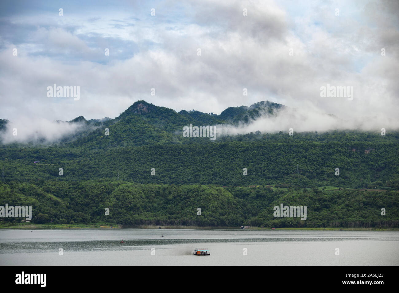Paesaggio di montagna con la nebbia e in barca a vela sulla diga nella stagione delle piogge a parco nazionale Foto Stock