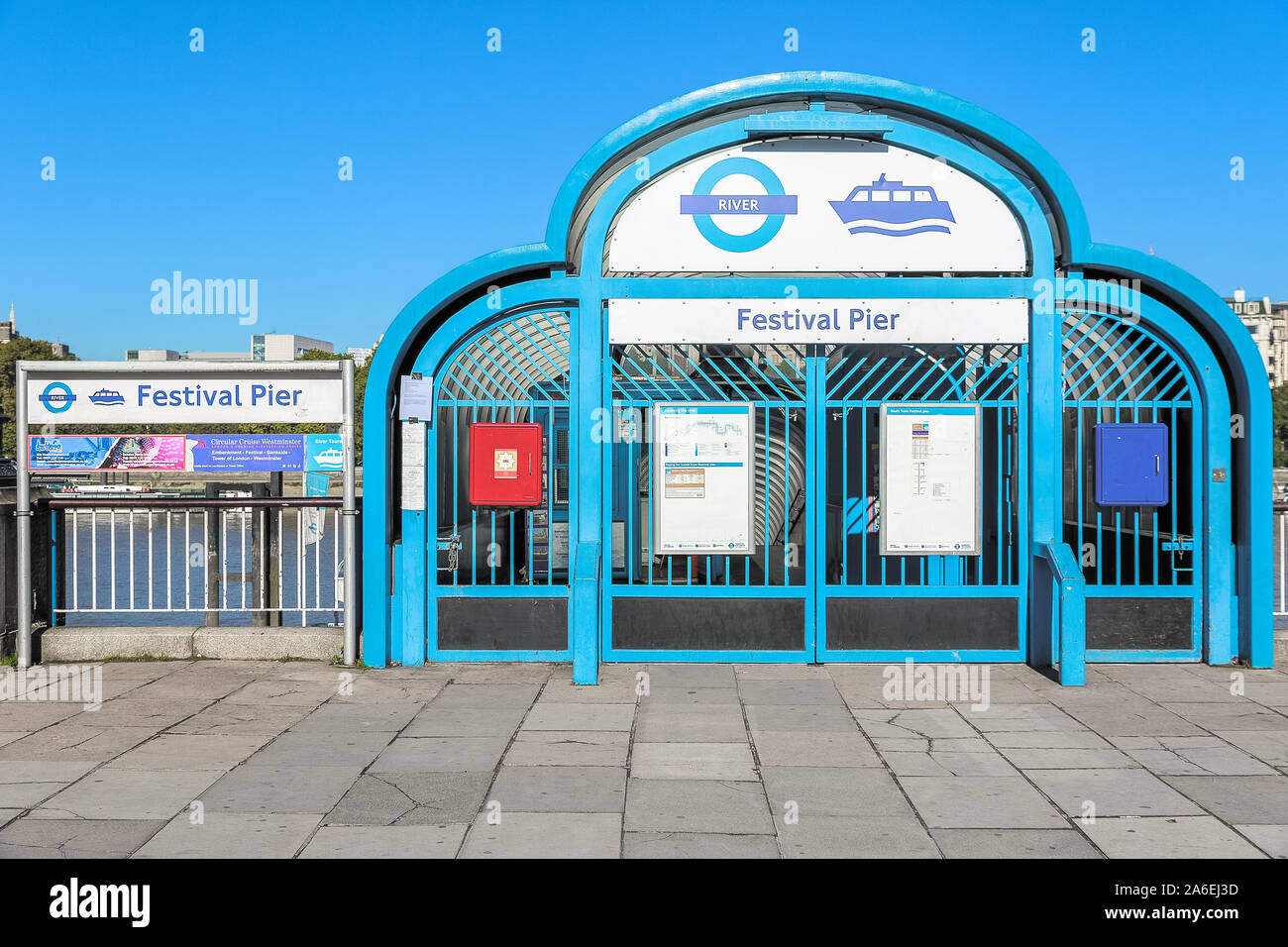 London, Regno Unito - 22 Settembre 19 - ingresso al Festival Pier, una battuta di arresto per il fiume servizi in barca sul fiume Tamigi in un giorno senza nuvole Foto Stock