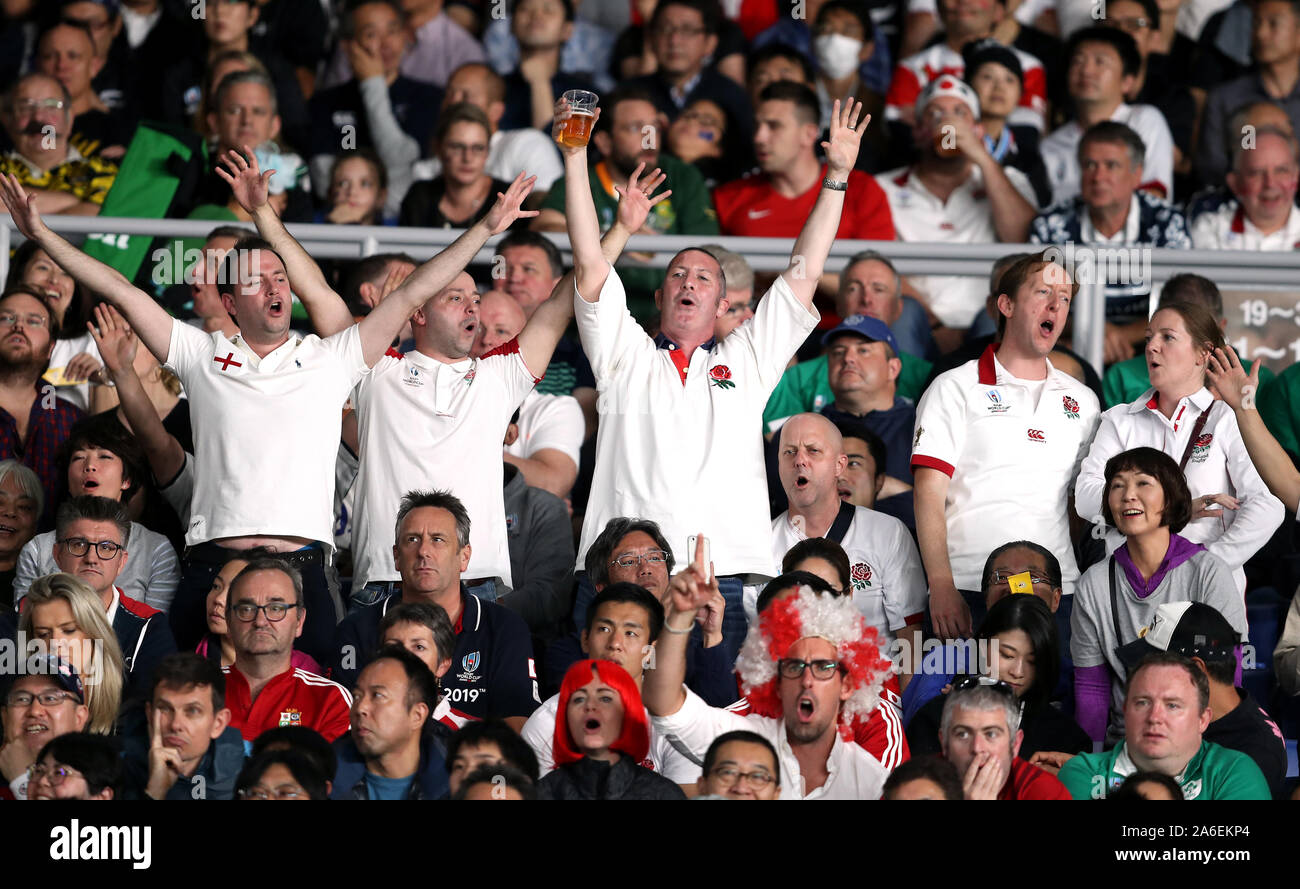 Tifosi inglesi in gabbie celebrare dopo il 2019 Coppa del Mondo di Rugby Semi finale corrispondono a livello internazionale Stadium Yokohama. Foto Stock