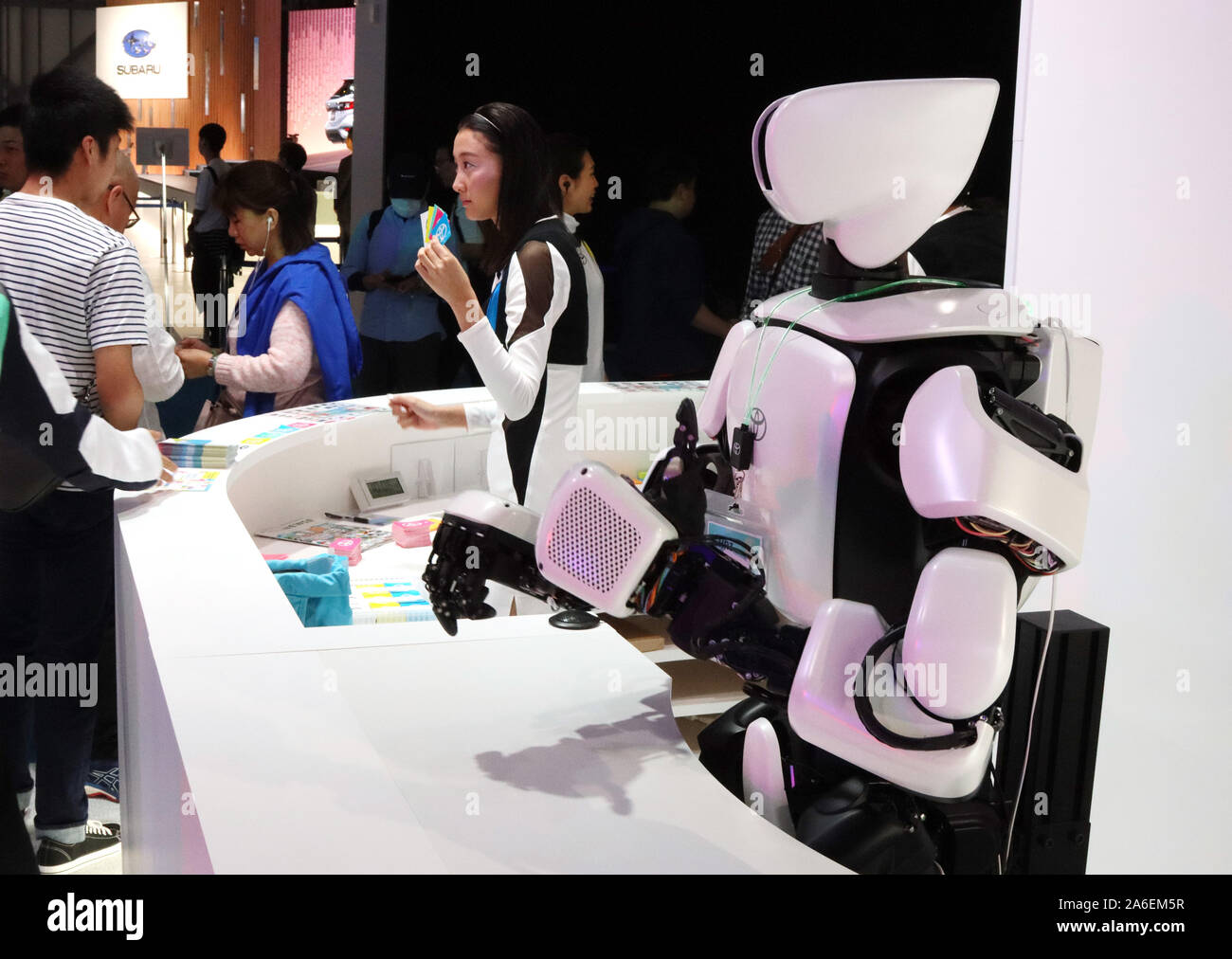 Tokyo, Giappone. 26 ott 2019. Automobilistica giapponese Toyota gigante del motore di robot umanoide T-H3 (R) opere uncon un essere umano receptionist presso la Toyota stand al Tokyo Motor Show di Tokyo il Sabato, Ottobre 26, 2019. Toyota visualizzati futura mobilità e i robot al film. Credito: Yoshio Tsunoda/AFLO/Alamy Live News Foto Stock
