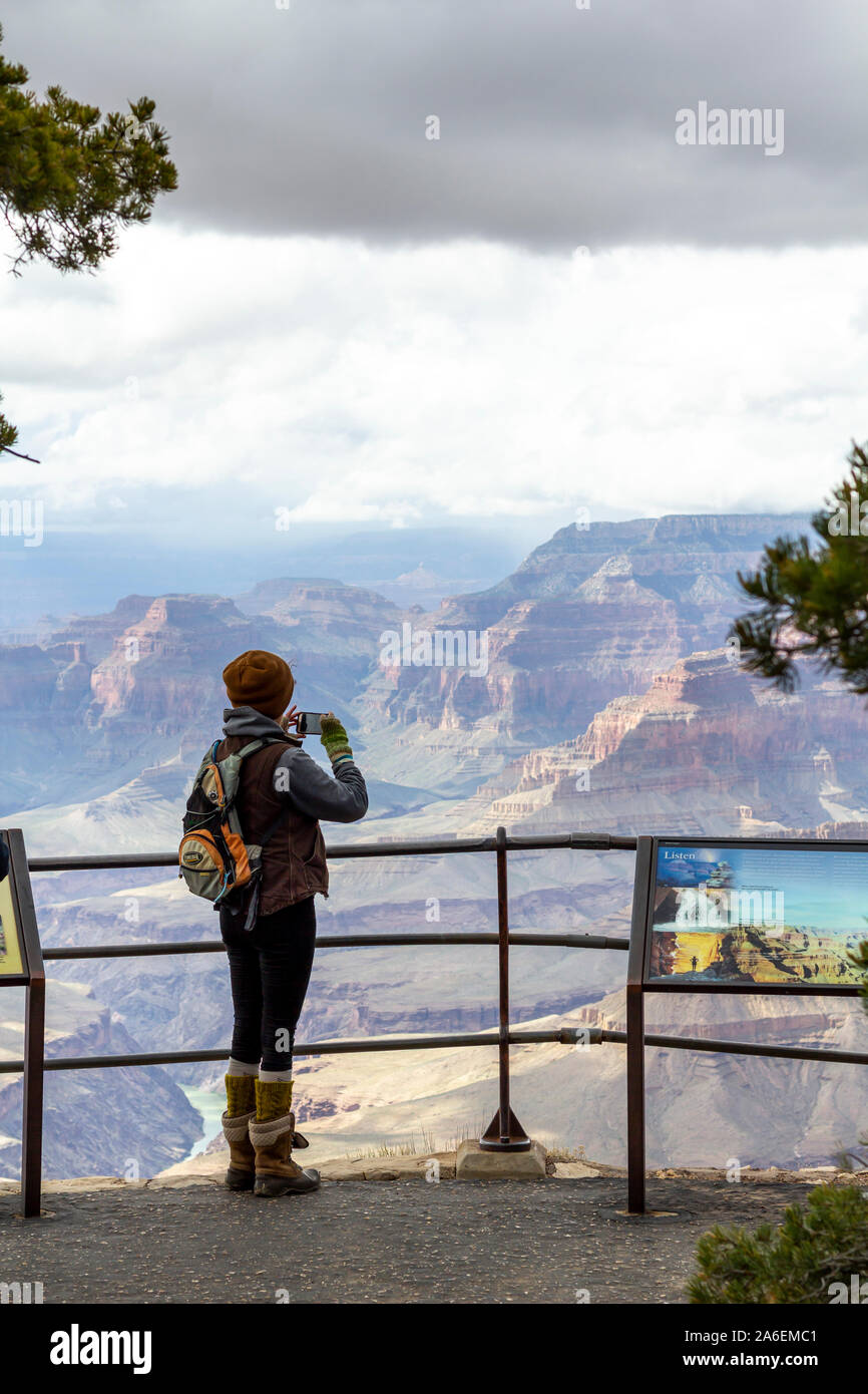 Donna in piedi a un belvedere panoramico con viste fantastiche nel Parco Nazionale del Grand Canyon Foto Stock