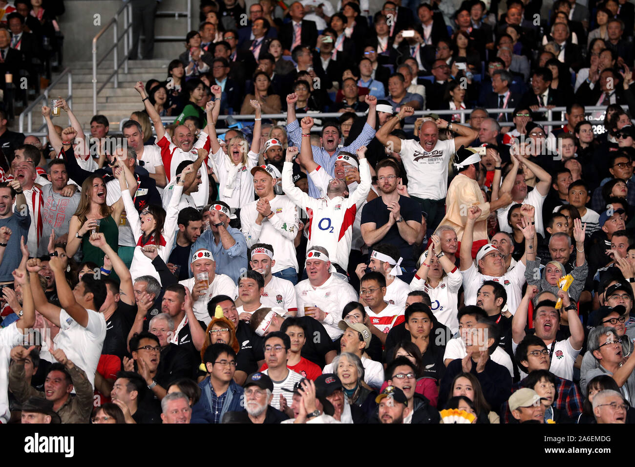 Tifosi inglesi in gabbie celebrare dopo il 2019 Coppa del Mondo di Rugby Semi finale corrispondono a livello internazionale Stadium Yokohama. Foto Stock