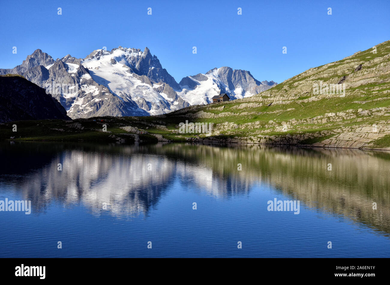 Goleon lago nelle Alpi francesi con pic di La Meije in background e in riflessione nel lago Foto Stock