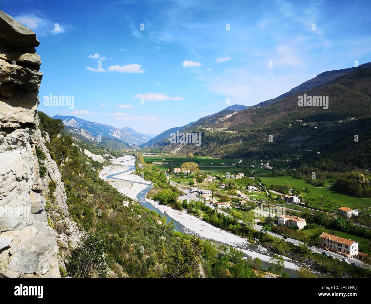 Entrevaux villaggio francese situato nella Alpes de Hautes Provence Côte d'Azur. vista dalla Cittadella. Foto Stock