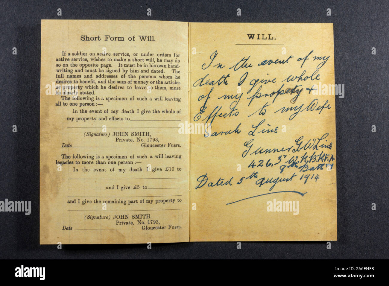 Sarà all'interno di un soldato libro paga per utilizzare il servizio attivo, un pezzo di memorabilia replica dalla prima guerra mondiale era. Foto Stock