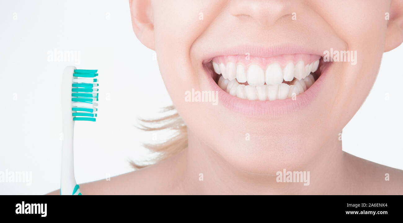 Donna sani denti e sorriso. Isolato su sfondo bianco. Dental Clinic. Foto Stock