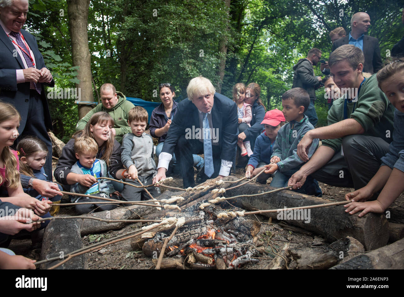 Shooters Hill bosco ad ampi orizzonti centro dell'ambiente, a sud-est di Londra, Regno Unito. Il 30 luglio, 2015. Nella foto: Boris cuoce il suo pane su un falò Foto Stock