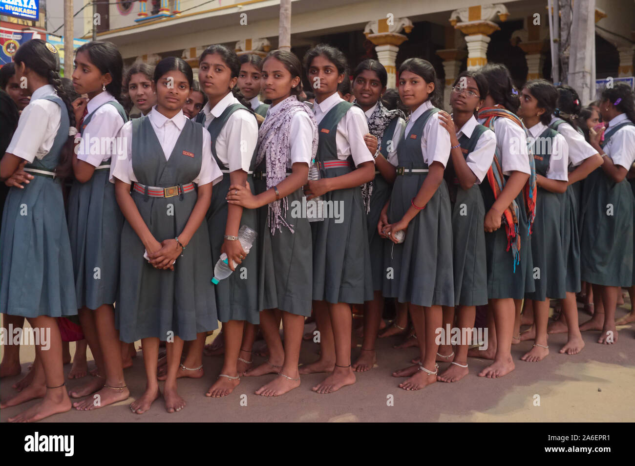 South Indian School ragazze in abito uniforme ordinatamente in fila fino a visitare Balkrishna tempio di Udipi, Karnataka, India Foto Stock