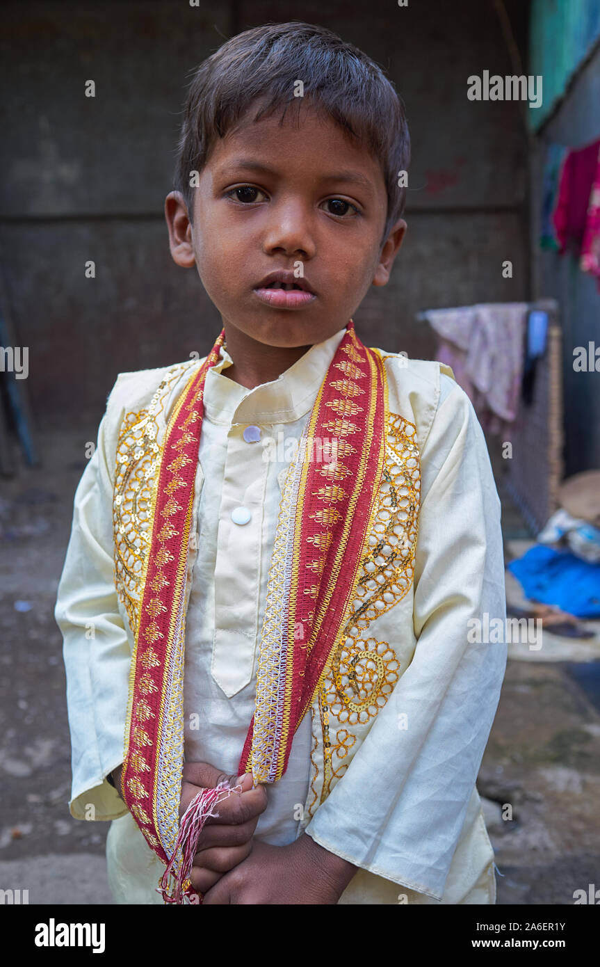 Un festively vestito indiano ragazzo musulmano in Darukhana delle baraccopoli, Mazgaon (Mazagaon), Mumbai, India Foto Stock