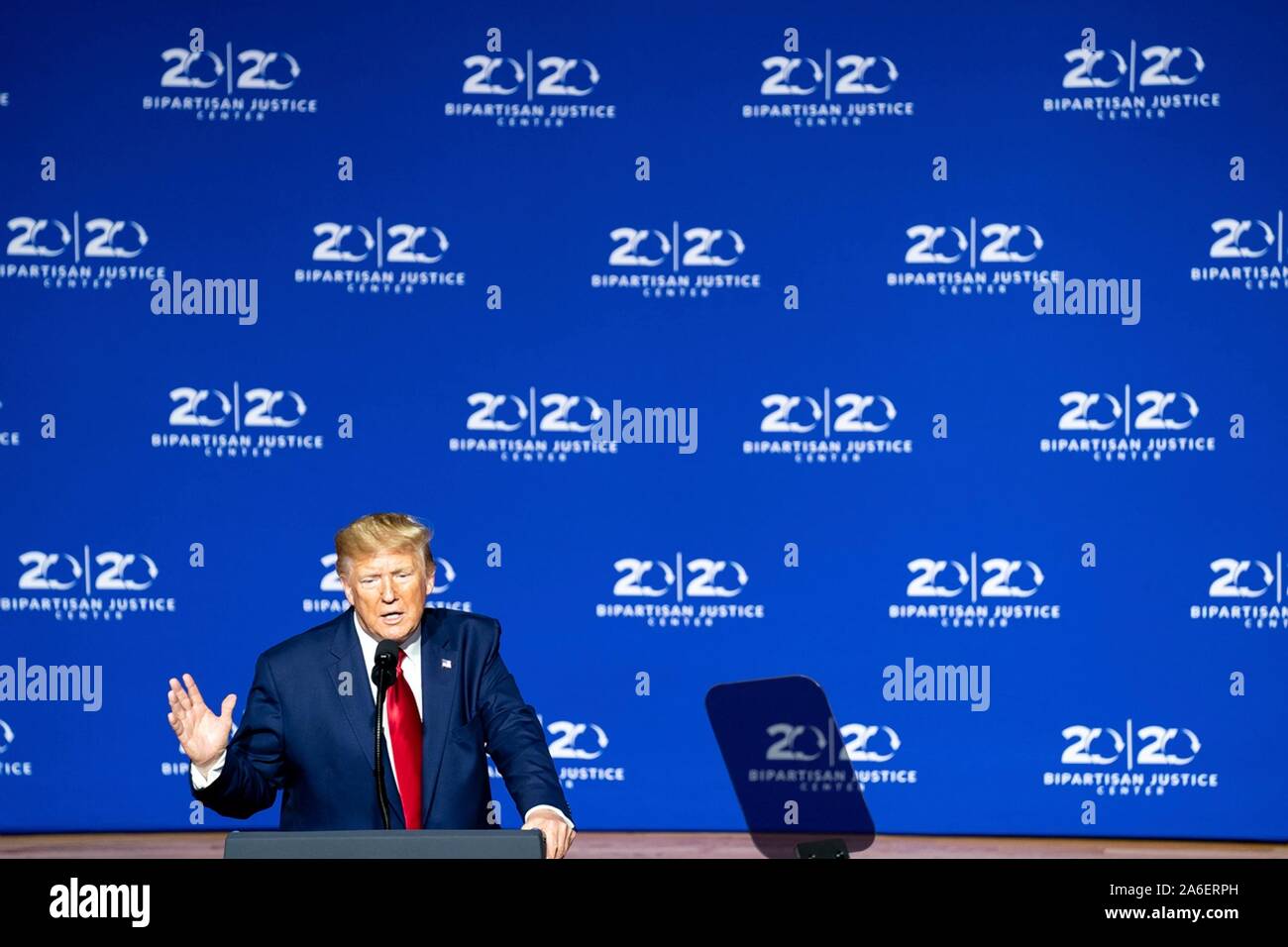 La Colombia, Stati Uniti d'America. 25 ottobre, 2019. U.S presidente Donald Trump offre commento al 2019 la seconda fase della giustizia penale Forum di Benedetto College Ottobre 25, 2019 a Columbia nella Carolina del Sud. Credito: Shealah Central Plaza Hotel/White House foto/Alamy Live News Foto Stock