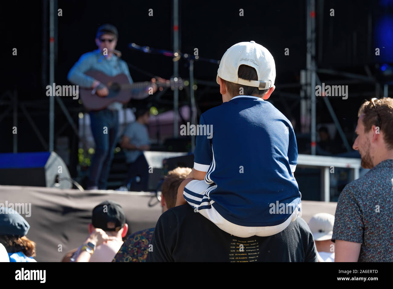 MADRID - 7 SETTEMBRE: Un bambino seduto sulle spalle del padre in un concerto al Dcode Music Festival il 7 settembre 2019 a Madrid, Spagna. Foto Stock