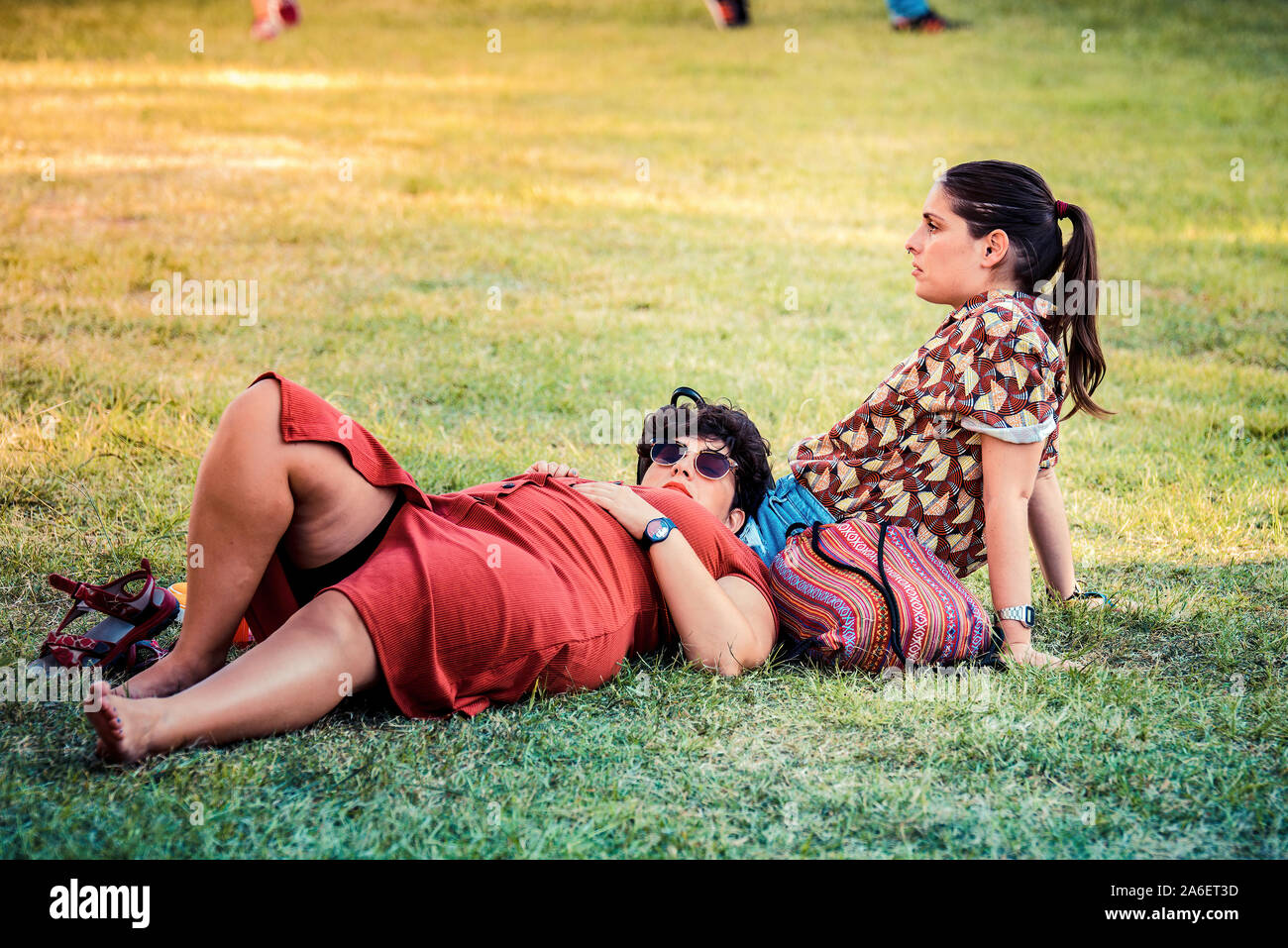 MADRID - 7 SETTEMBRE: Una coppia in erba in un concerto al Dcode Music Festival il 7 settembre 2019 a Madrid, Spagna. Foto Stock