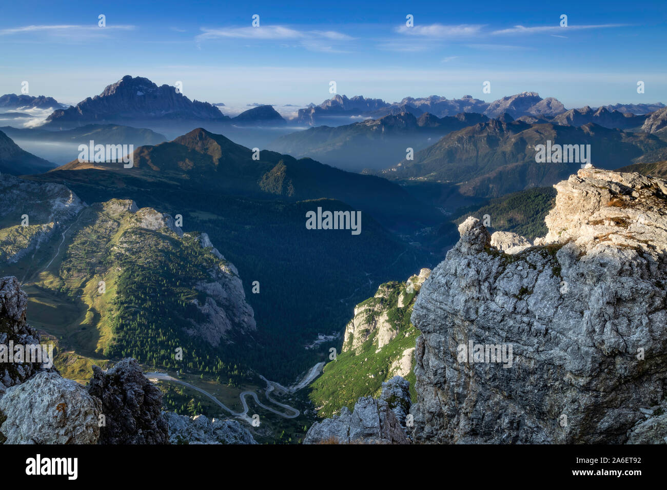 La vista dal Monte Lagazuoi nelle prime ore del mattino, nelle Dolomiti italiane Foto Stock