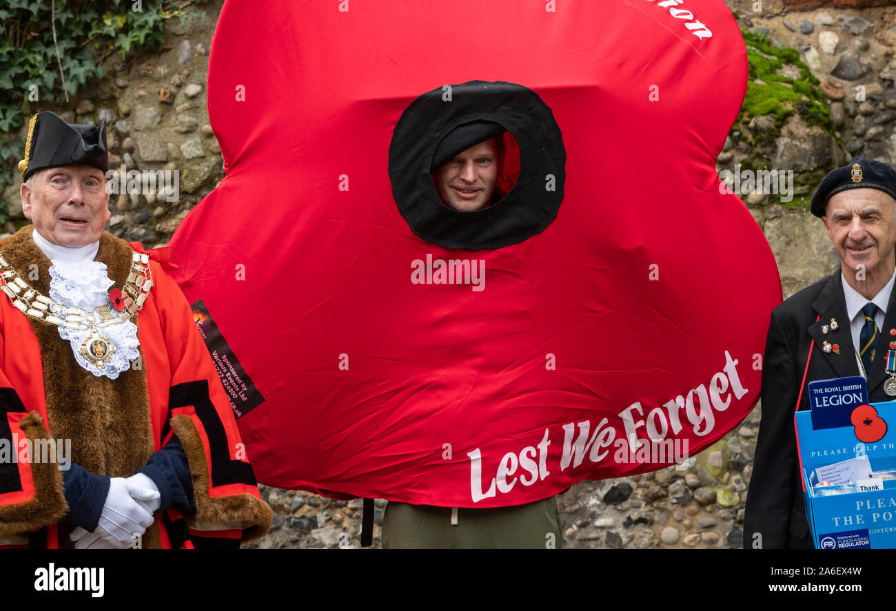 Brentwood, Essex, Regno Unito. 26 ott 2019. Lancio di Brentwood Royal British Legion appello di papavero con il sindaco di Brentwood Assessore Parker. Credito: Ian Davidson/Alamy Live News Foto Stock