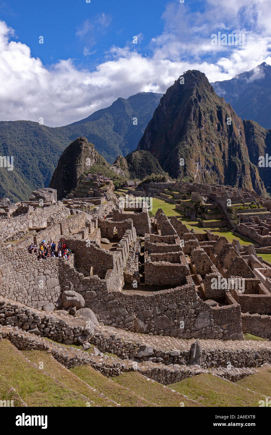 Una vista panoramica delle rovine Inca di Machu Picchu in Perù. Foto Stock