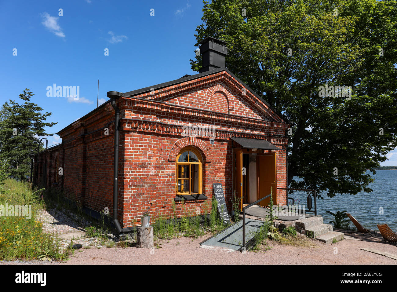 Edificio di mattoni rossi dal mare in Lonna Isola, Helsinki, Finlandia Foto Stock
