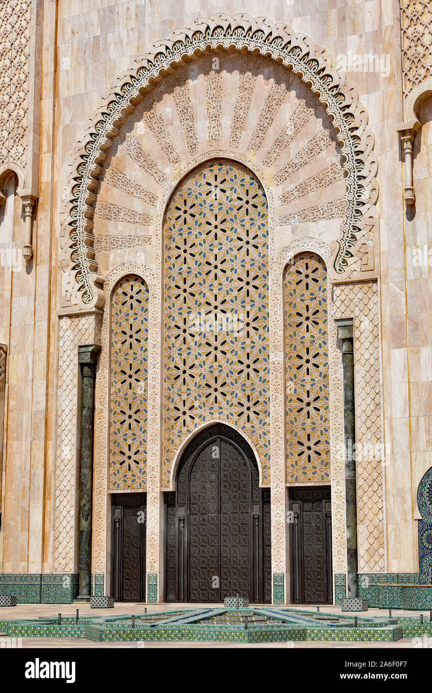 Preghiera hall ingresso della seconda più grande edificio religioso del mondo dopo la moschea di Mecca, la Moschea di Hassan II, Casablanca, Marocco, Africa. Foto Stock