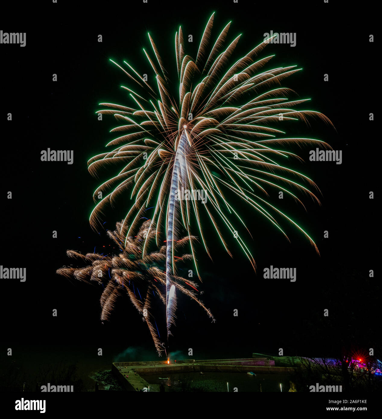 Portgordon Harbour, murene, UK. 25 ott 2019. Regno Unito. Questo è il venticinquesimo anno celebrazione dei fuochi d'artificio di Portgordon Porto. Lat anno è stato il 25th, tuttavia, ha dovuto essere annullata a causa di molto alta venti. Credito: JASPERIMAGE/Alamy Live News Foto Stock