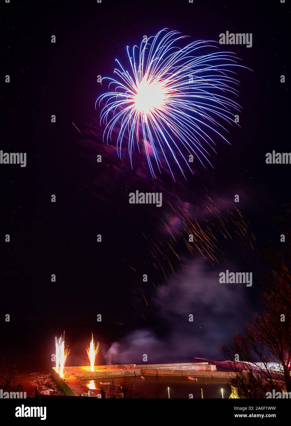 Portgordon Harbour, murene, UK. 25 ott 2019. Regno Unito. Questo è il venticinquesimo anno celebrazione dei fuochi d'artificio di Portgordon Porto. Lat anno è stato il 25th, tuttavia, ha dovuto essere annullata a causa di molto alta venti. Credito: JASPERIMAGE/Alamy Live News Foto Stock