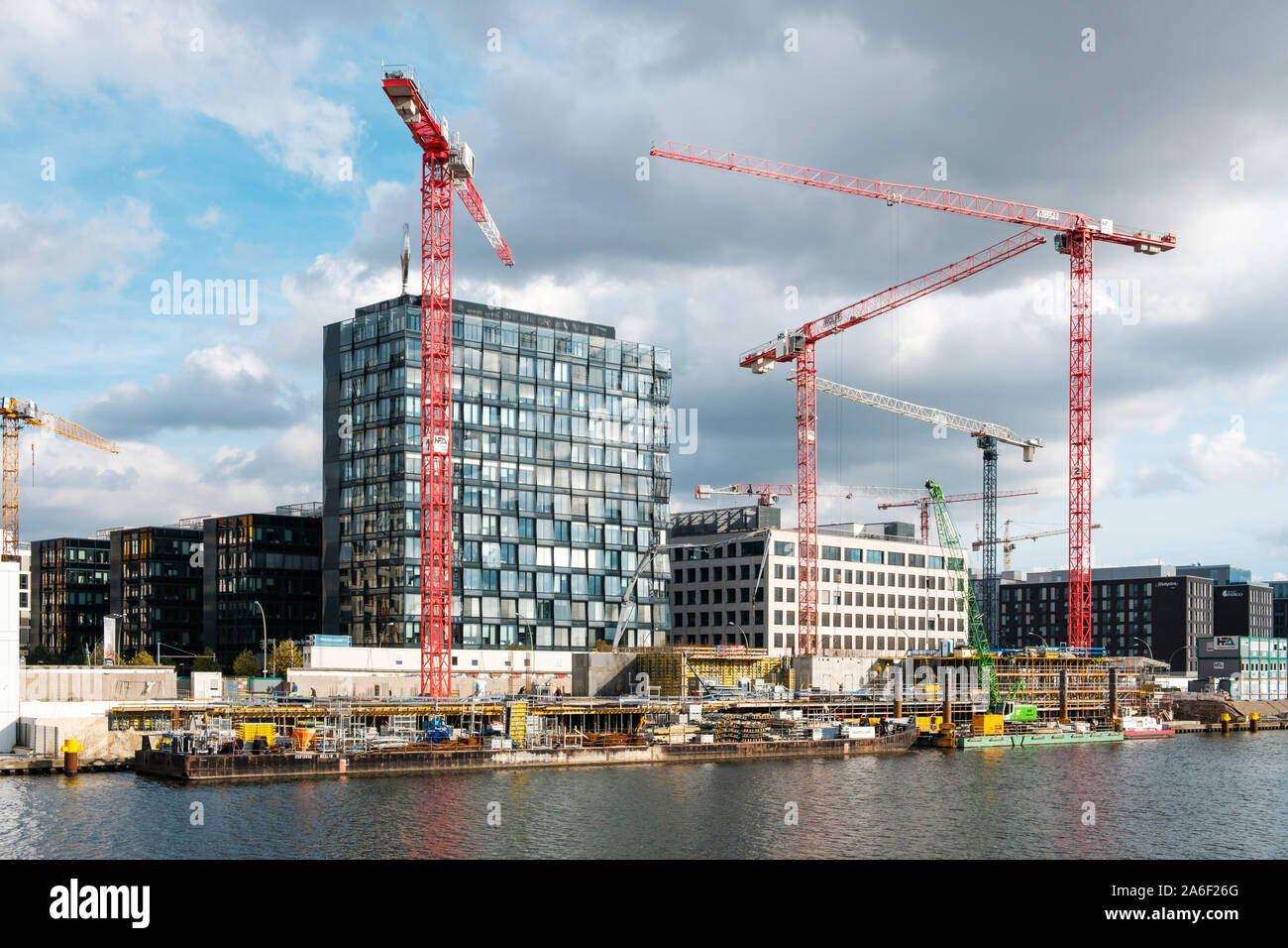 Berlino, Germania - ottobre - 2019: costruzione sito al fiume Sprea accanto al muro di Berlino / East Side Gallery Foto Stock
