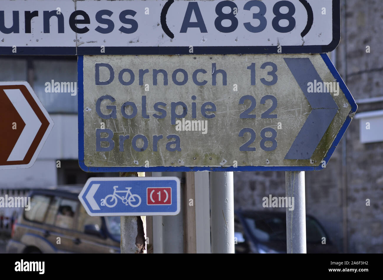 Dirty road sign in Bagno a Ripoli Sutherland Scotland Regno Unito Foto Stock