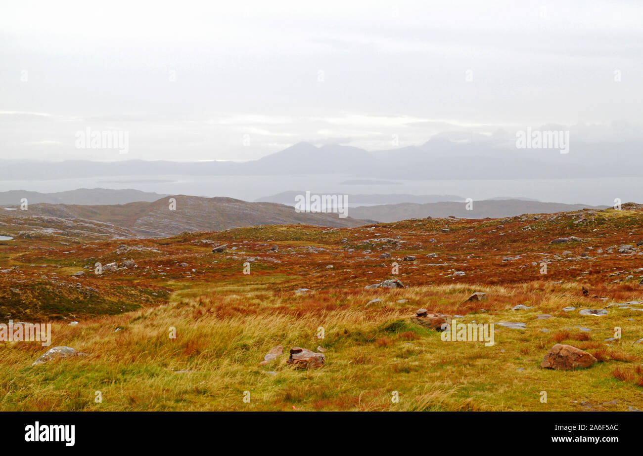 Una vista dall'alto punto verso l'Isola di Skye sul Bealach na Ba percorso da Applecross, Wester Ross, Scotland, Regno Unito, Europa. Foto Stock