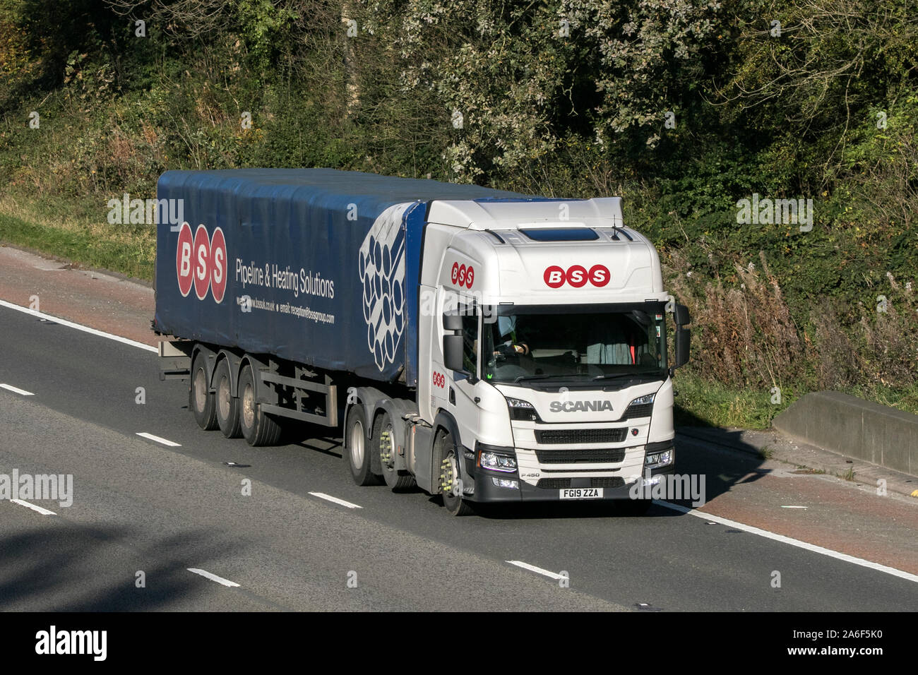 Un BSS Scania P450 cortina di trasporto facciata articolata semi carrello Viaggiare sulla autostrada M6 vicino a Preston nel Lancashire, Regno Unito Foto Stock