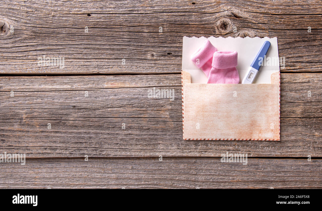 Test di gravidanza come una vita ancora su un sfondo di legno. Foto Stock