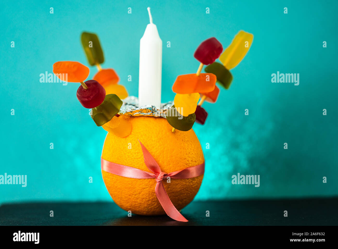 Orange Christingle è un oggetto simbolico utilizzato in Avvento, nel Natale ed Epifania servizi di molte confessioni cristiane Foto Stock