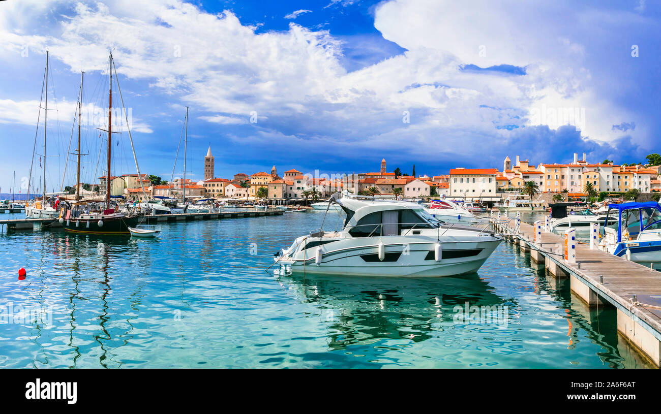 Belle isole della Croazia - Isola di Rab. Vista della marina e città vecchia Foto Stock