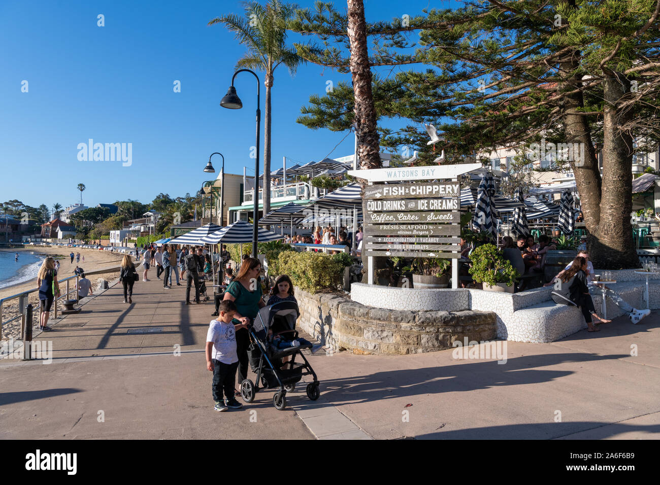 Sydney, NSW, Australia-Oct 20, 2019: vista sulla spiaggia di Watsons, Australia il più antico villaggio di pescatori e una fiorente ingresso locale popolare con sp Foto Stock