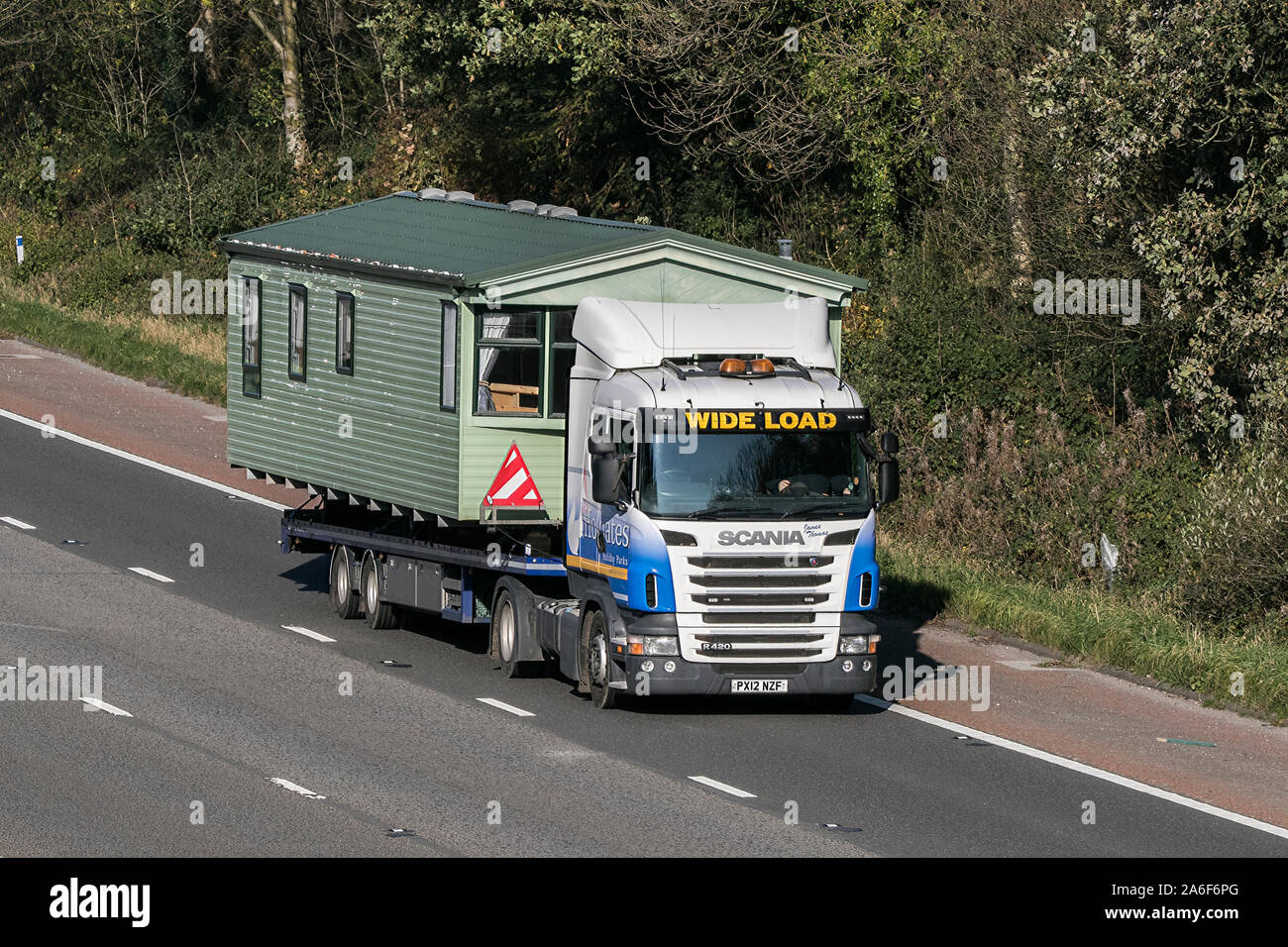 Holgates roulotte statiche consegna ampia carico HGV mezzi pesanti, camion & autotrasporti, logistica veicoli di trasporto sulla M6 a Lancaster, Regno Unito Foto Stock