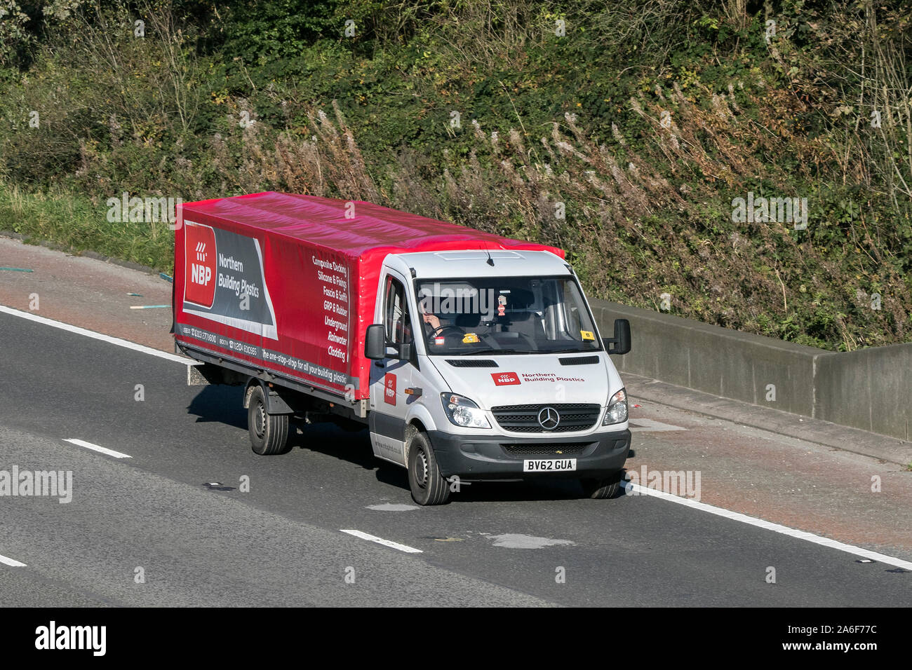 NBP Edificio settentrionale prodotti Mercedes Sprinter sulla corsia 3 M6 motorway autostrada. Foto Stock