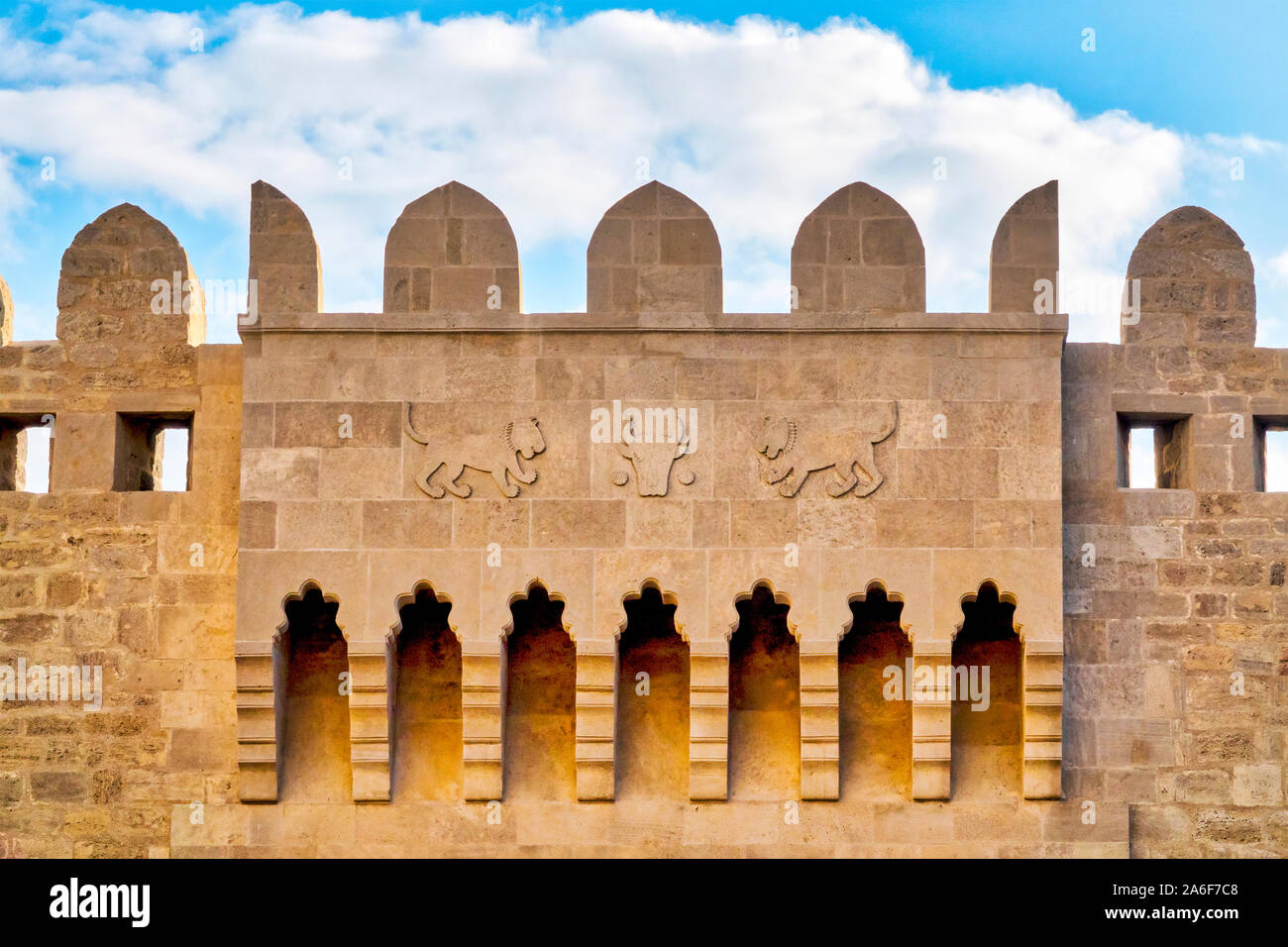 Lo stemma di Baku, due leoni a guardia un toro incisi sulle pareti del Icheri sheher, Baku Azerbaigian Foto Stock
