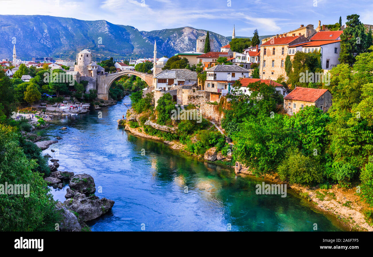 Città iconica Mostar con il famoso ponte in Bosnia ed Erzegovina Foto Stock