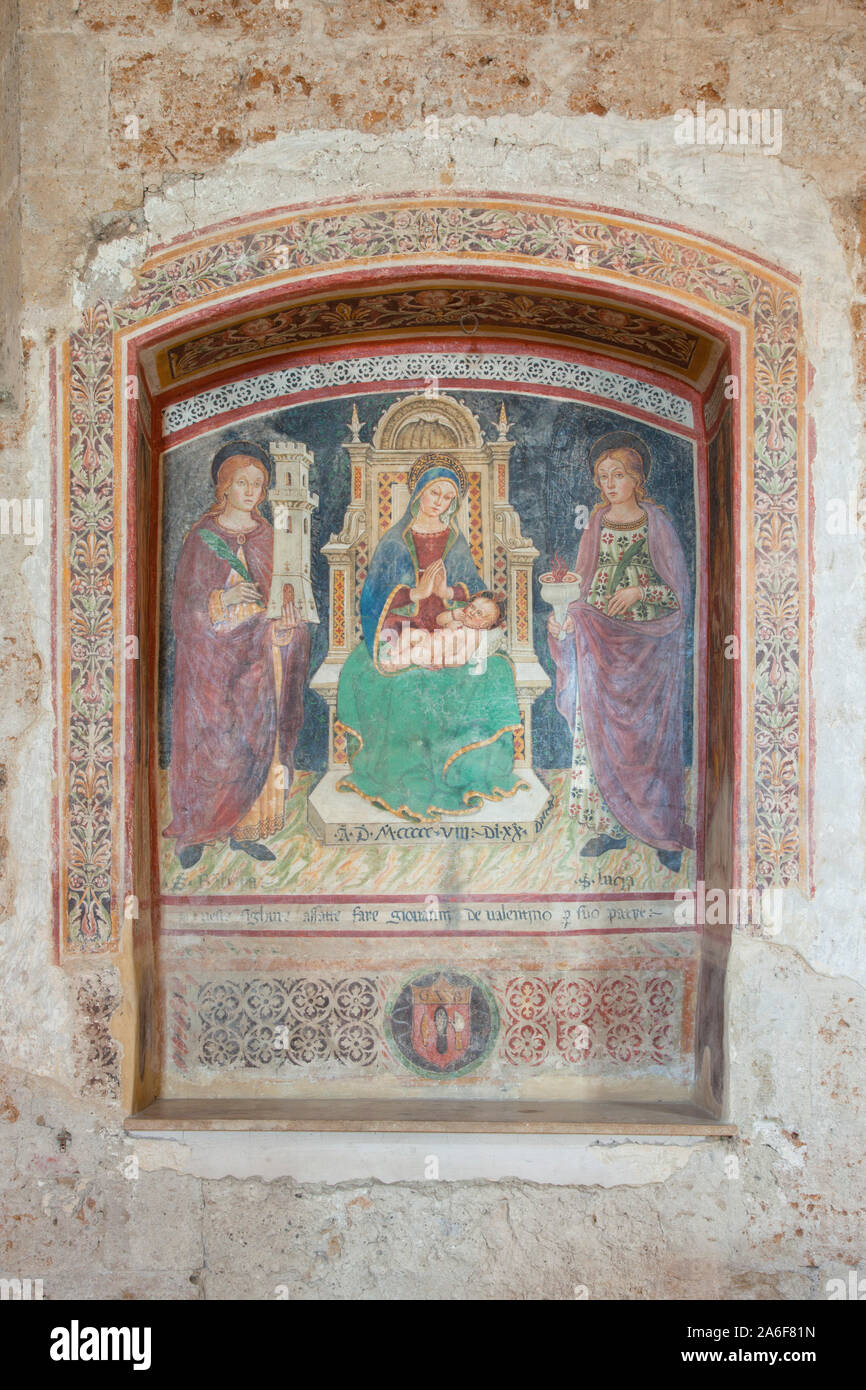 Gli affreschi all'interno chiesa di Santa Maria Maggiore, Sovana, Grosseto, Toscana, Italia Foto Stock