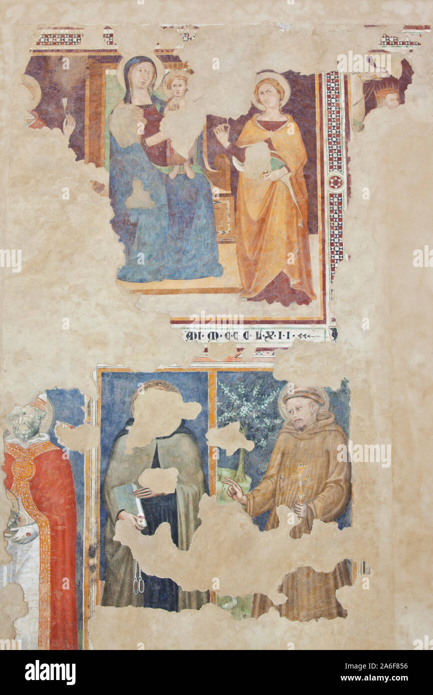 Affreschi raffiguranti scene della vita di San Francesco all'interno di San Francesco Cappella, Pienza, Toscana, Italia Foto Stock