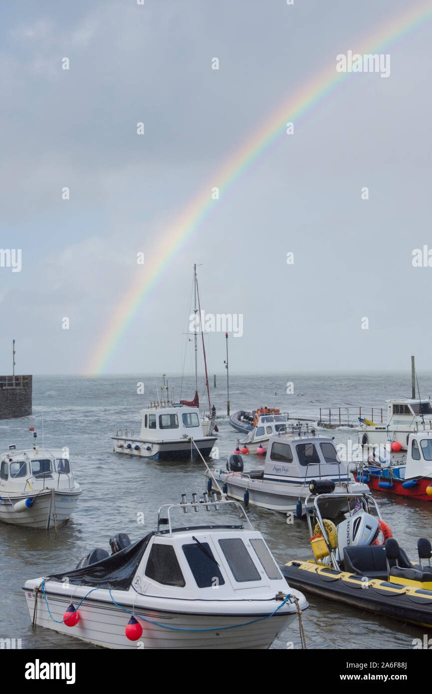 Rainbow sul mare, barche, porto e operazioni automatiche di fine campo a Lynmouth durante le tempeste, Devon, Regno Unito, Settembre. Alta Marea, Foto Stock