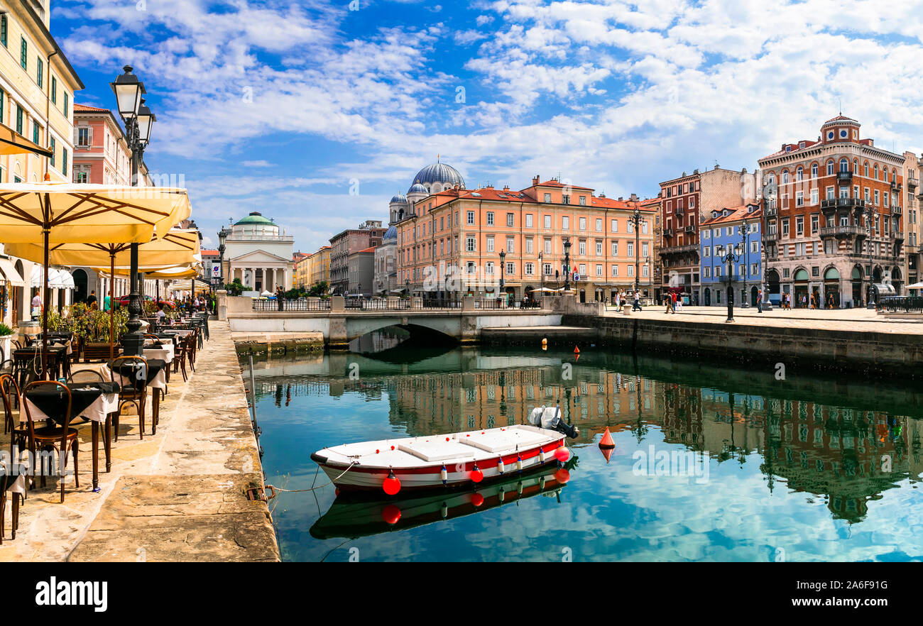 Elegante città di Trieste con bellissimi canali nella parte settentrionale dell'Italia Foto Stock