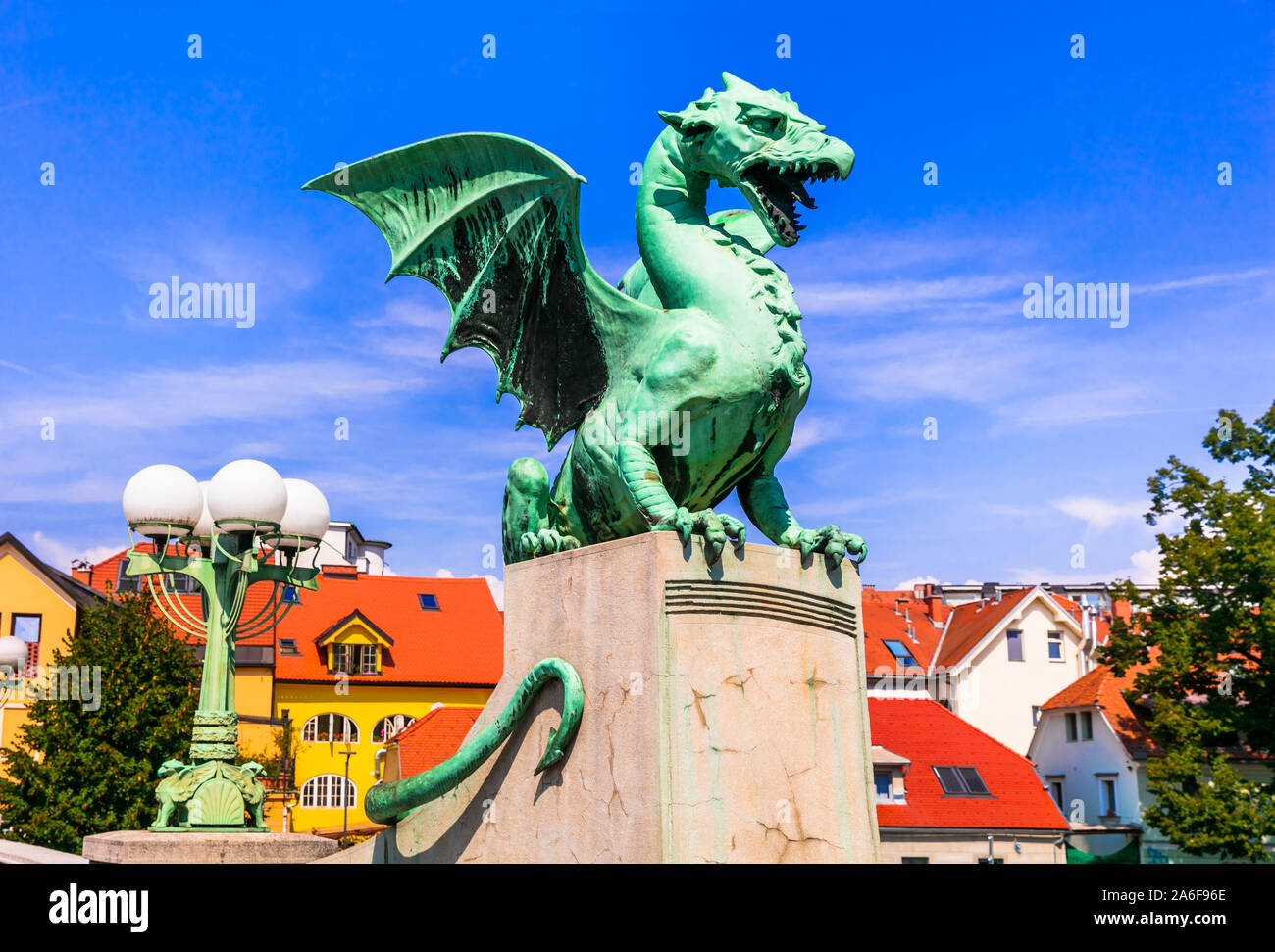 Bella città di Lubiana con famosi draghi' ponte in Slovenia Foto Stock