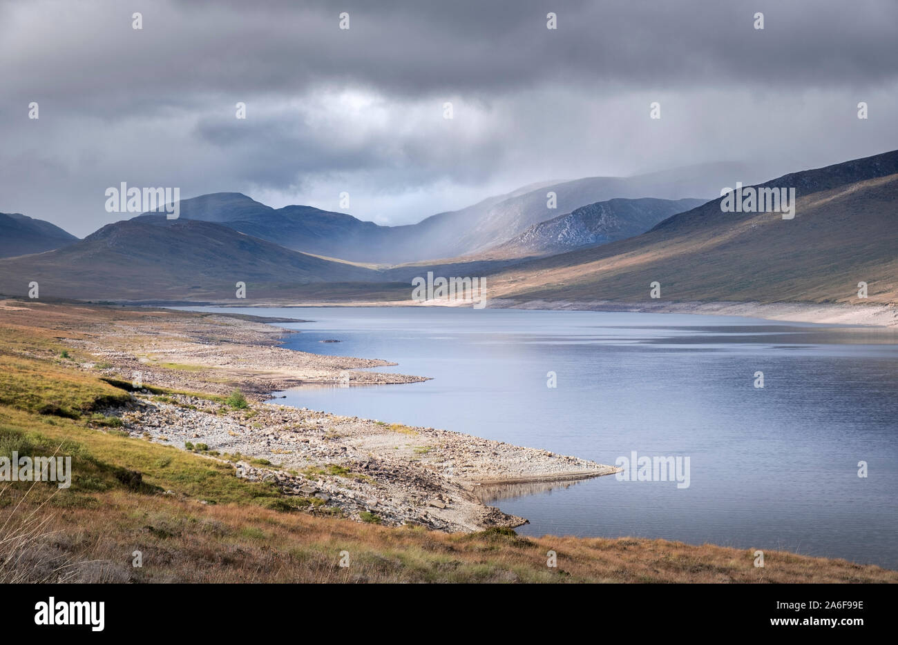 Lago & paesaggio di montagna - Loch Glascarnoch in Sutherland nel Nord Ovest Highlands scozzesi Foto Stock